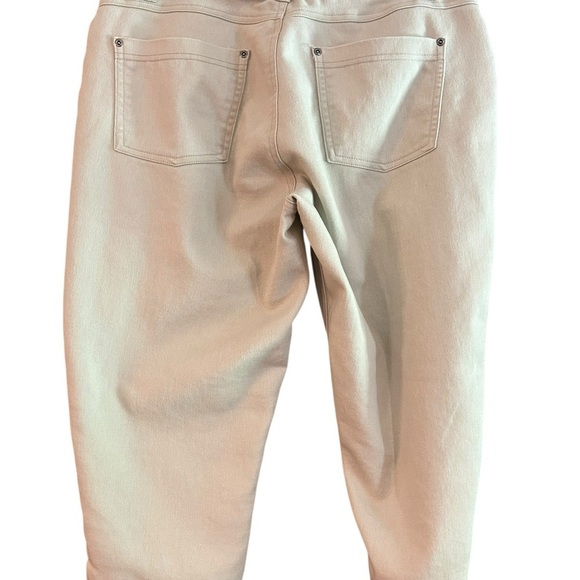 HUE Hi-Rise Ultra Soft Denim Capri Legging - Picture 2 of 13